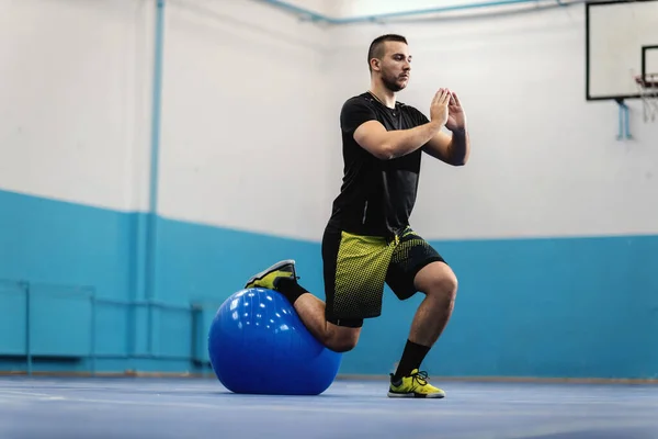 Sporcu Spor Salonunda Pilates Topuyla Atlıyor — Stok fotoğraf