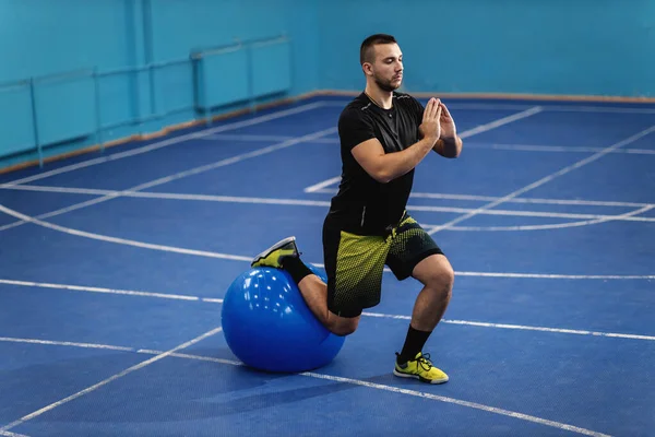 Sporcu Spor Salonunda Pilates Topuyla Atlıyor — Stok fotoğraf