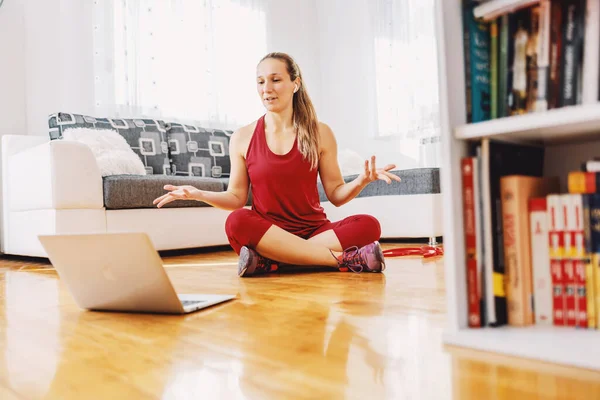 Fitness Instructeur Zit Thuis Vloer Legt Oefeningen Uit Aan Student — Stockfoto