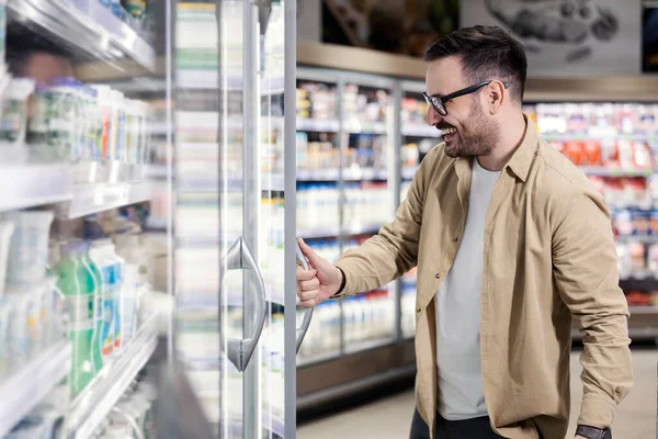 Ein Glücklicher Mann Auf Der Suche Nach Milchprodukten Kühlschrank Supermarkt — Stockfoto