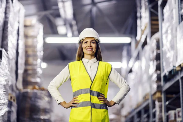 Gelukkige Succesvolle Vrouwelijke Supervisor Poseren Het Magazijn — Stockfoto