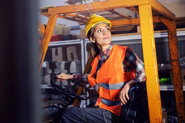 フォークリフトで貨物を運転する女性貯蔵労働者 — ストック写真