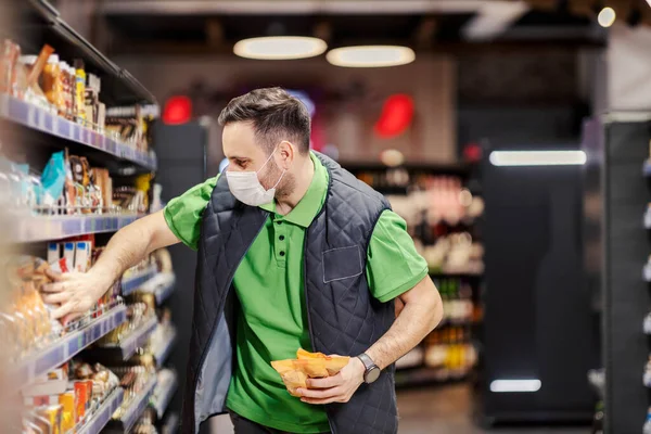 Ein Angestellter Der Lebensmittel Auf Dem Gang Des Supermarktes Während — Stockfoto