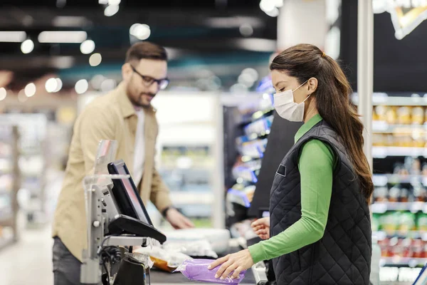 Cajero Cobrando Comestibles Bienes Supermercado Durante Virus Corona — Foto de Stock