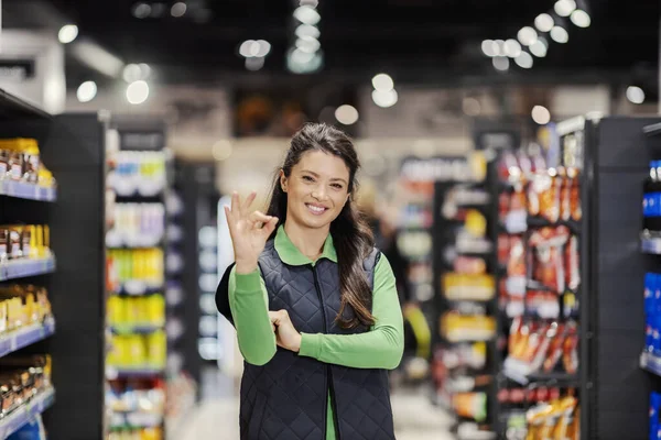 Egy Szupermarket Női Menedzser Gesztikulál Oké Jel Árak Kedvezmények — Stock Fotó