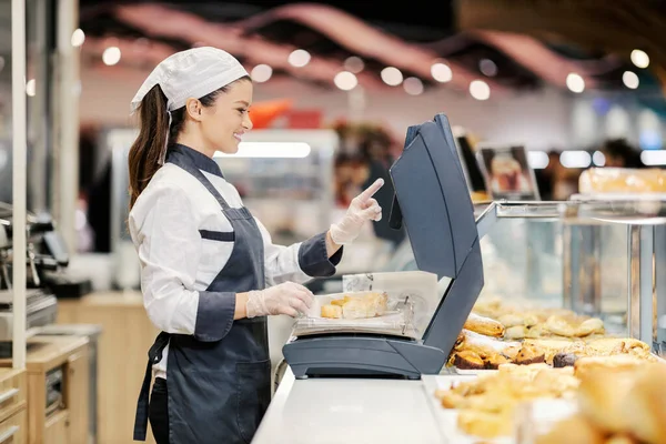 Bäckereifachangestellte Supermarkt Misst Gebäck Für Einen Kunden — Stockfoto
