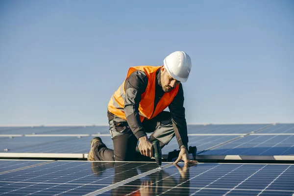 Lavoratore Che Utilizza Cacciavite Impostare Pannello Solare — Foto Stock