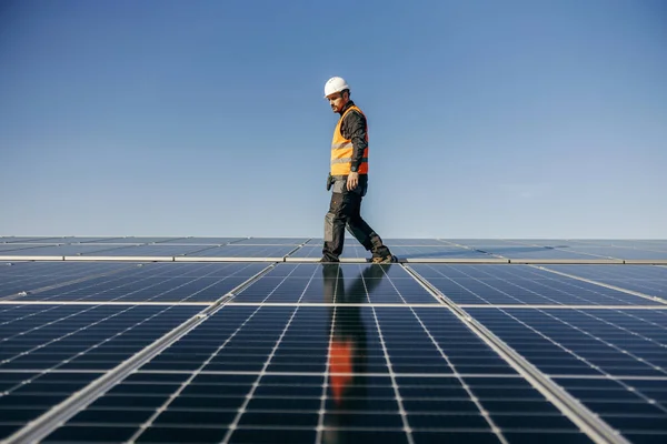 Manitas Techo Caminando Buscando Panel Solar Inoperante —  Fotos de Stock