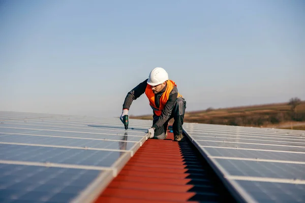 Trabajador Coloca Paneles Solares Techo —  Fotos de Stock