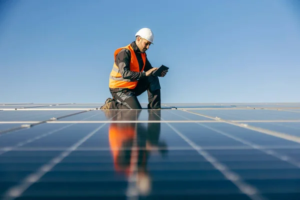 Trabajador Arrodillado Techo Comprobando Los Paneles Solares —  Fotos de Stock