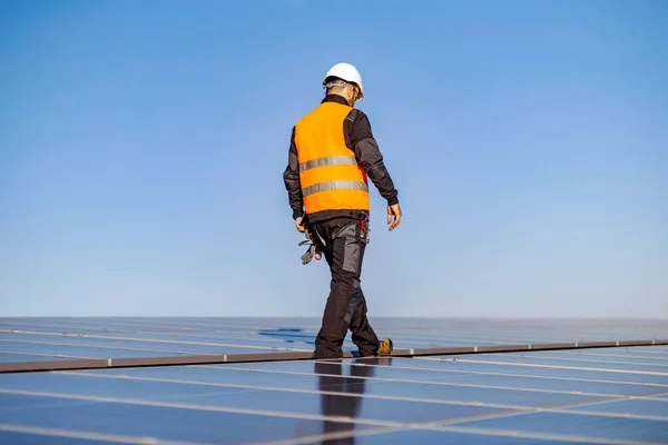 Vista Posteriore Del Lavoratore Che Cammina Sul Tetto Circondato Pannelli — Foto Stock