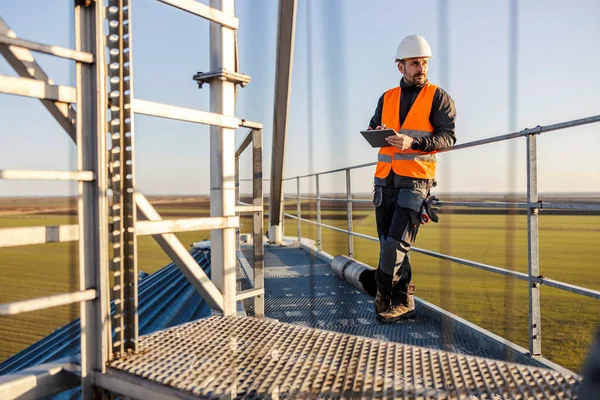 Ein Industriearbeiter Der Auf Der Höhe Steht Und Tabletten Zur — Stockfoto