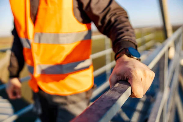 Großaufnahme Der Hand Eines Industriearbeiters Die Ein Geländer Hält — Stockfoto