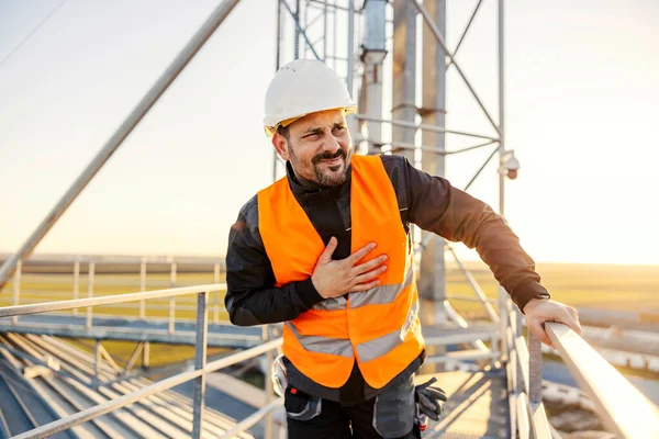 Ein Arbeiter Der Schwerindustrie Fühlt Sich Wegen Der Großen Höhe — Stockfoto