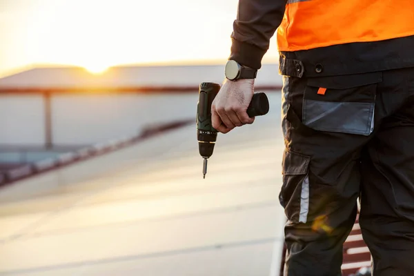 Hantverkares Hand Håller Elektrisk Skruvmejsel När Han Står Taket Med — Stockfoto