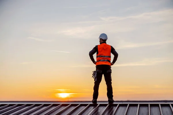 Erfolgreicher Bauarbeiter Auf Dem Dach Sucht Neue Herausforderungen — Stockfoto