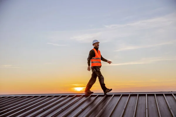 Ein Bauarbeiter Auf Dem Dach Auf Dem Weg Zum Reparieren — Stockfoto