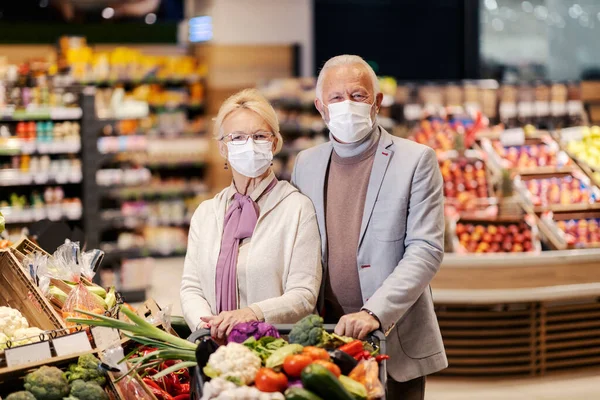 Nagyszülők Friss Bio Zöldségeket Vásárolnak Szupermarketben Kovid Alatt — Stock Fotó