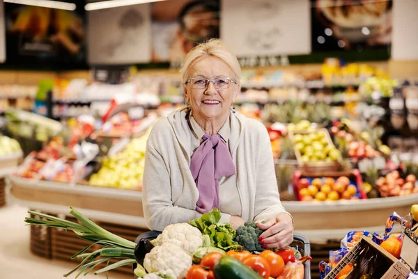 Nagymama Zöldséget Vásárol Hipermarketben Mosolyog Kamerába — Stock Fotó