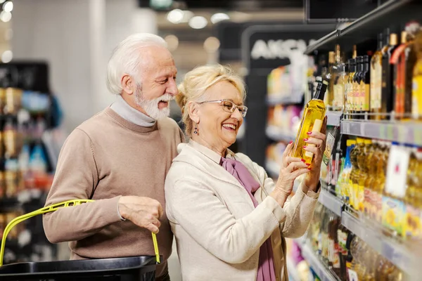 Coppia Senior Che Sceglie Olio Oliva Supermercato Guarda Prezzo — Foto Stock