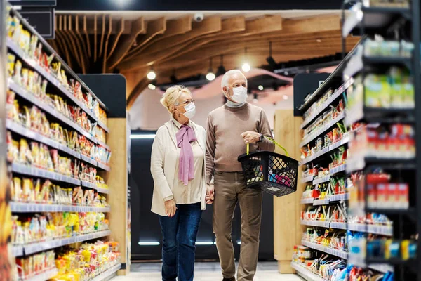Abuelos Tomados Mano Comprando Comestibles Supermercado Por Menor Durante Virus —  Fotos de Stock