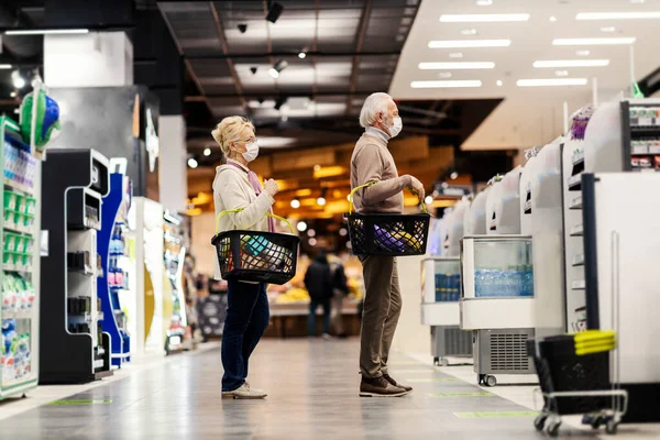 Ostajat Seisoo Jonossa Supermarketissa Sosiaalisen Etäisyyden Aikana Koronavirus — kuvapankkivalokuva