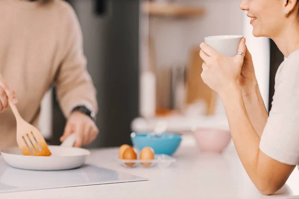 Przycięte Zdjęcie Kobiety Trzymającej Kawę Podczas Gdy Mężczyzna Miesza Jajka — Zdjęcie stockowe