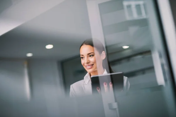 Eine Geschäftsfrau Blättert Tablet Büro Durch Glas — Stockfoto