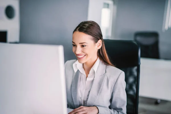 Uma Empresária Sorridente Trabalhando Computador Escritório — Fotografia de Stock