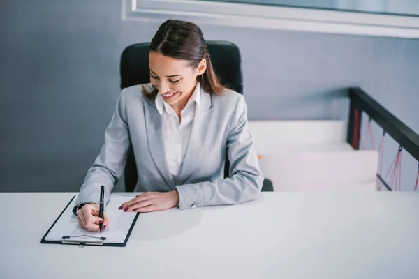 Futuro Empleado Sonriente Firmando Contrato Con Empresa Lugar Trabajo Moderno — Foto de Stock