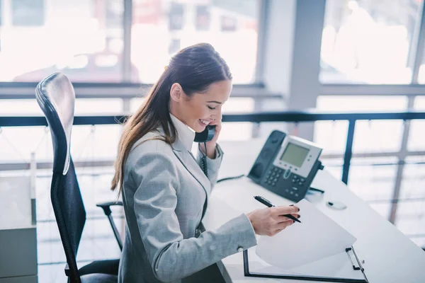 Egy Üzletasszony Többfeladatú Papírmunkával Telefonhívással Irodában — Stock Fotó