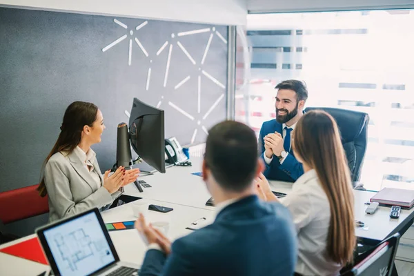 Uomini Affari Che Riuniscono Sala Riunioni — Foto Stock