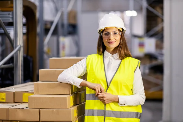 Supervisor Armazém Lado Uma Caixa Entrega Sorrindo Para Câmera — Fotografia de Stock