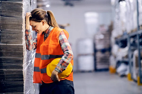 Female Warehouse Worker Having Troubles Warehouse — Stock Photo, Image