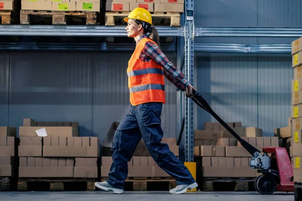 Profiel Van Magazijnmedewerker Die Heftruck Trekt Met Goederen — Stockfoto