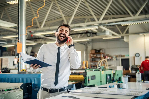 Inspector Riendo Teniendo Una Llamada Telefónica Imprenta — Foto de Stock