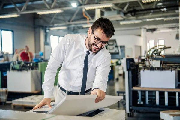 Ingénieur Graphique Souriant Vérifie Sur Des Feuilles Empilées Imprimerie — Photo