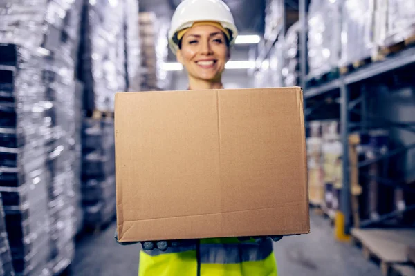 Sorrindo Mulher Armazenamento Trabalhador Segurando Caixa Com Mercadorias Preparando Para — Fotografia de Stock