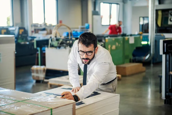 Ispettore Che Effettua Controllo Finale Supporti Stampati Presso Tipografia — Foto Stock