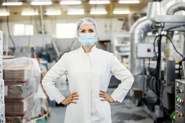 Seorang Pekerja Pabrik Wanita Yang Sukses Dengan Tangan Pinggul Melihat — Stok Foto