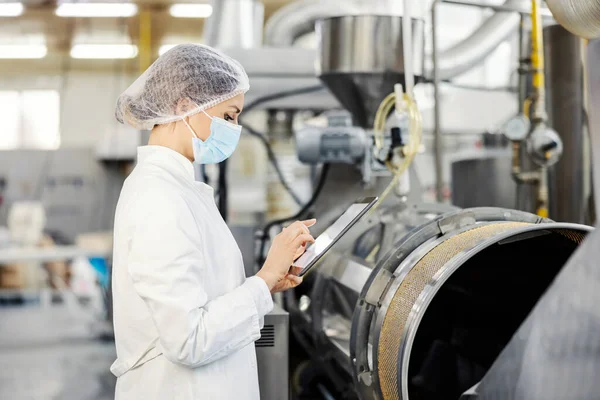 Ispettore Fabbrica Alimentare Femminile Scorre Tablet Controlla Lavorazione Degli Alimenti — Foto Stock