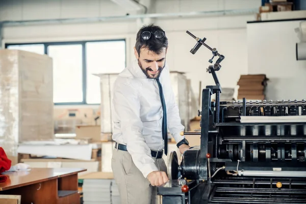 Счастливый Графический Инженер Настраивает Печатную Машину Типографии — стоковое фото