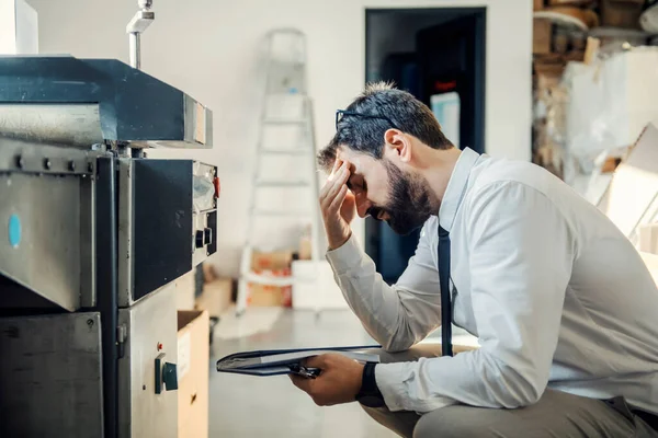 Ingénieur Graphique Nerveux Accroupi Côté Machine Impression Avec Dysfonctionnement Imprimerie — Photo