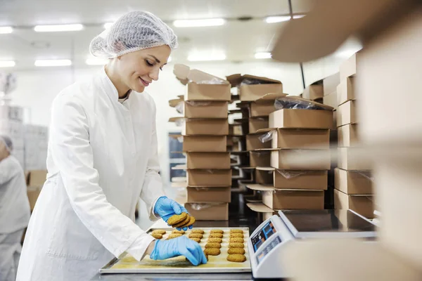 Een Arbeider Een Levensmiddelenfabriek Bereidt Koekjes Voor Maat — Stockfoto