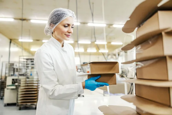 Trabajador Una Fábrica Alimentos Lleva Cajas Para Embalaje Galletas —  Fotos de Stock