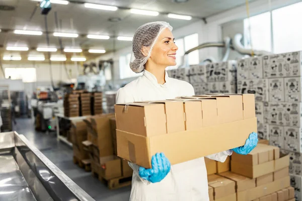 Uma Funcionária Fábrica Alimentos Feminina Segurando Caixas Com Produtos Alimentícios — Fotografia de Stock