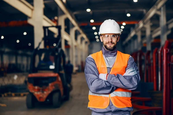 工場に立つ金属 重工業労働者の肖像 — ストック写真