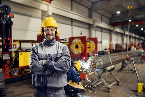 Retrato Trabalhador Metalúrgico Fábrica Sorrindo Para Câmera — Fotografia de Stock