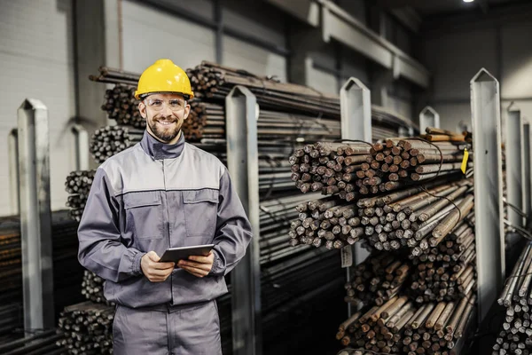 Portrait Heavy Industry Metal Factory Engineer Specialist Working Tablet — Stok Foto