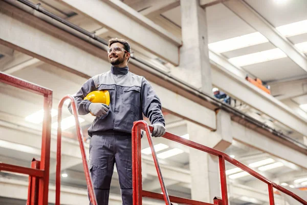Ein Schwerindustrie Hersteller Posiert Seinem Arbeitsplatz — Stockfoto